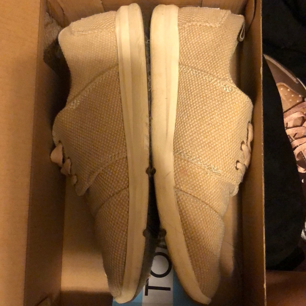 Tan toms sneakers